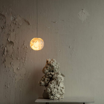 Exceptional Bocci 118 Single suspension lamp with hand-blown glass and warm glowing white finish