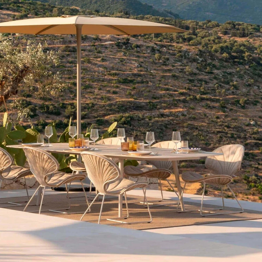 Exceptional Royal Botania Palma umbrella with organically shaped ribs and a Cappuccino textile Cat A cover, built with a matching aluminum pole