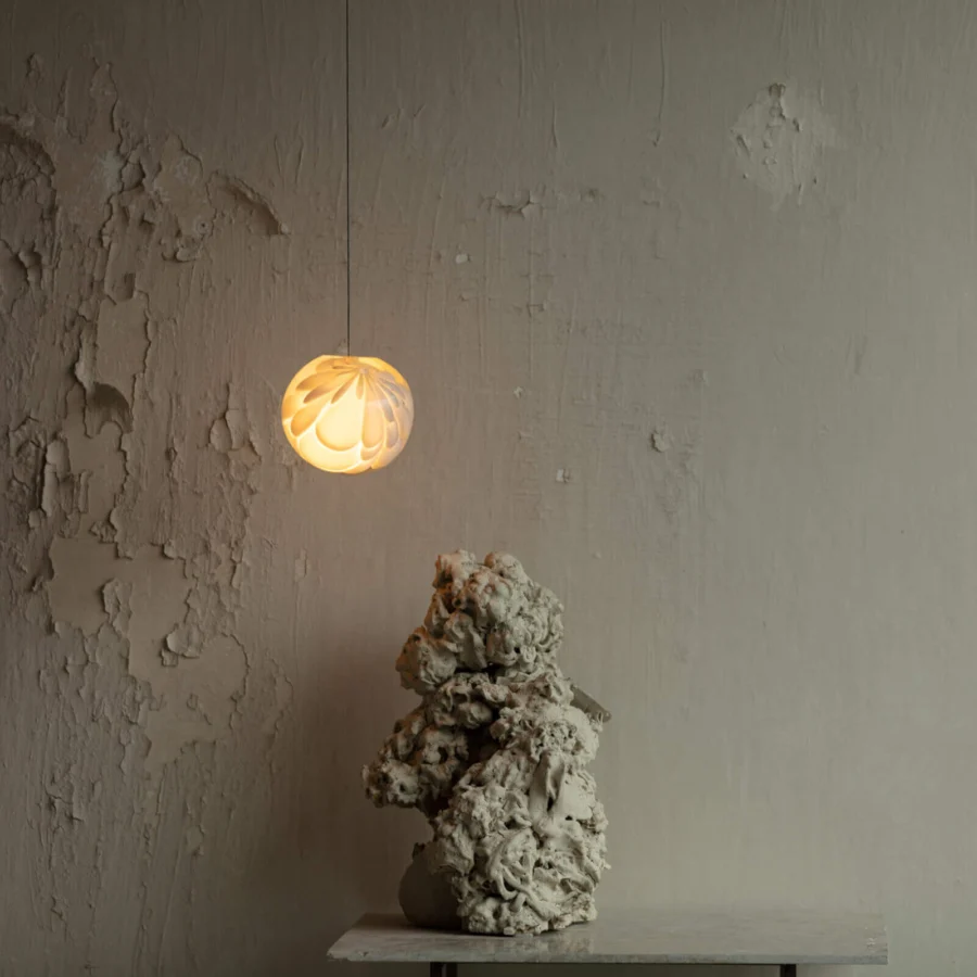 Exceptional Bocci 118 Single suspension lamp with hand-blown glass and warm glowing white finish