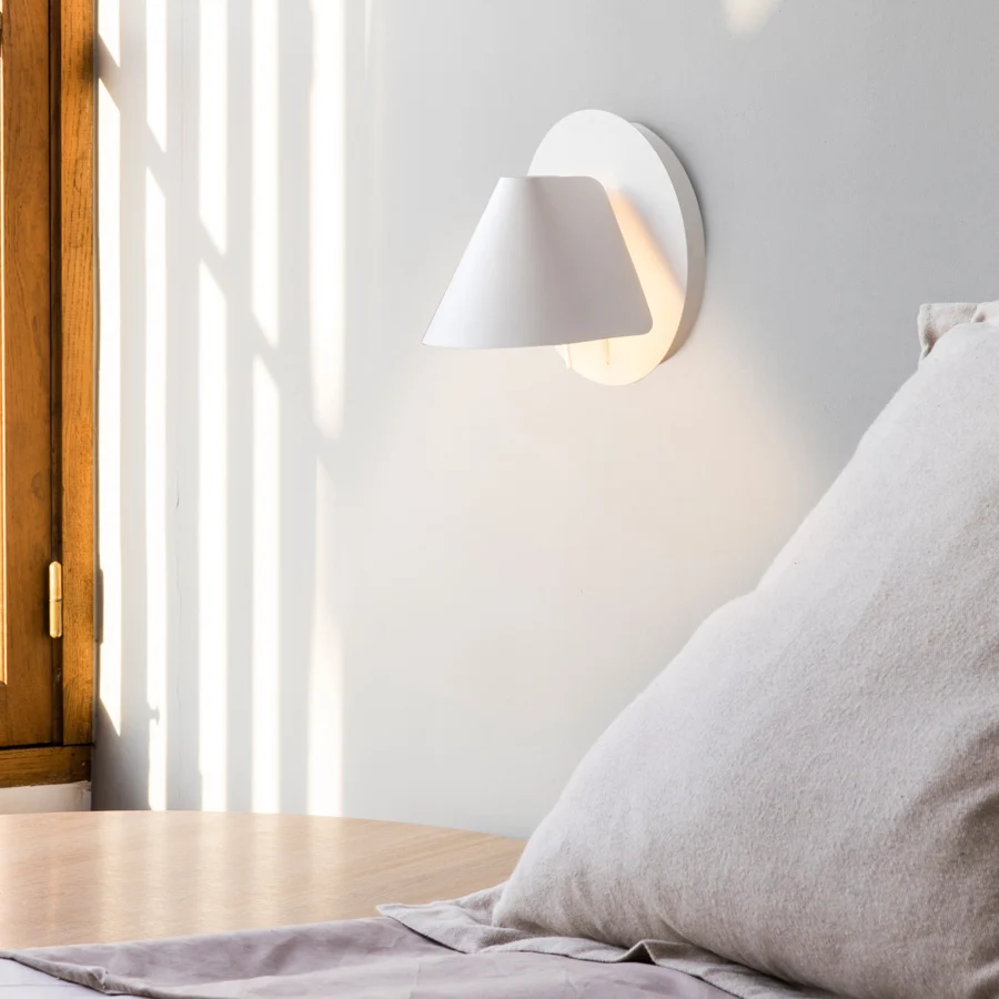 Wall lamp by Faro Barcelona in metal with matte white finish, circular backplate and adjustable conical reading shade