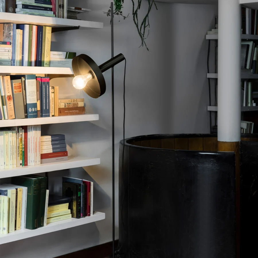 Floor lamp by Faro Barcelona Whizz in matte black metal with slim vertical stem, circular base and adjustable reflector